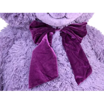 maskotka benia siedząca w dziecięcym pokoju jako element dekoracyjny