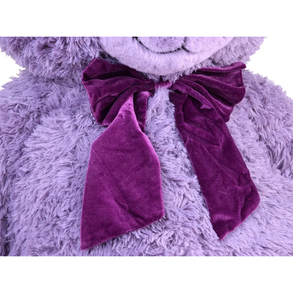 maskotka benia siedząca w dziecięcym pokoju jako element dekoracyjny