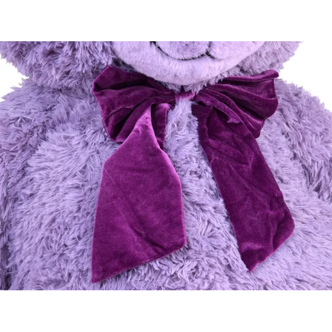 maskotka benia siedząca w dziecięcym pokoju jako element dekoracyjny