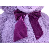 maskotka benia siedząca w dziecięcym pokoju jako element dekoracyjny