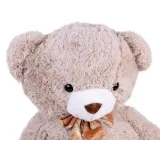 detal welurowej kokardki pod szyją misia benio