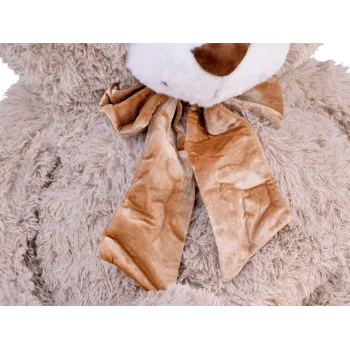 widok całej maskotki benio na tle dziecięcego pokoju