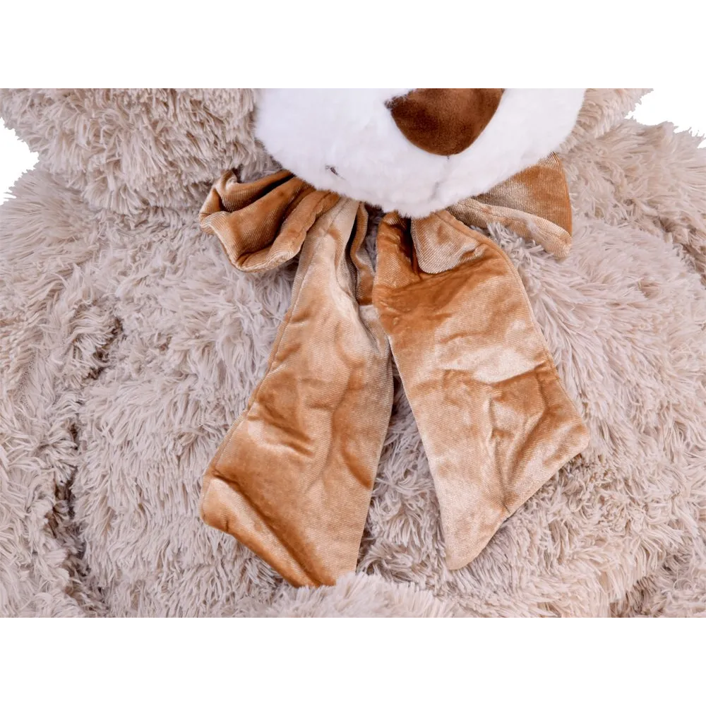 widok całej maskotki benio na tle dziecięcego pokoju