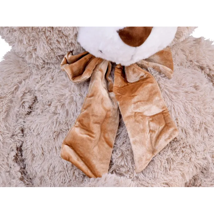 widok całej maskotki benio na tle dziecięcego pokoju