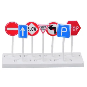 widok na stację benzynową i podnośnik w parkingu