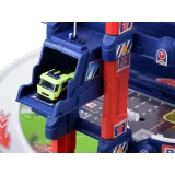 dwa metalowe samochodziki na trasie parkingu