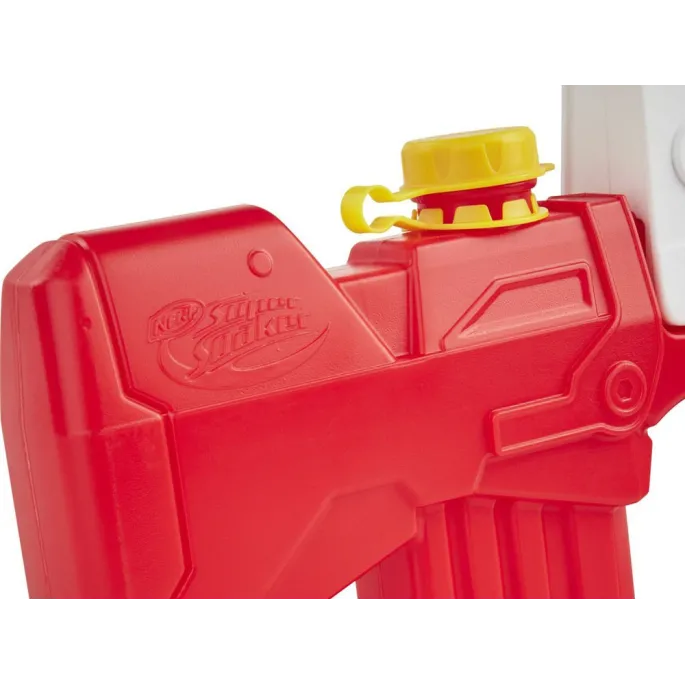 Dzieci bawiące się pistoletem na wodę Nerf Fortnite Burst na dworze