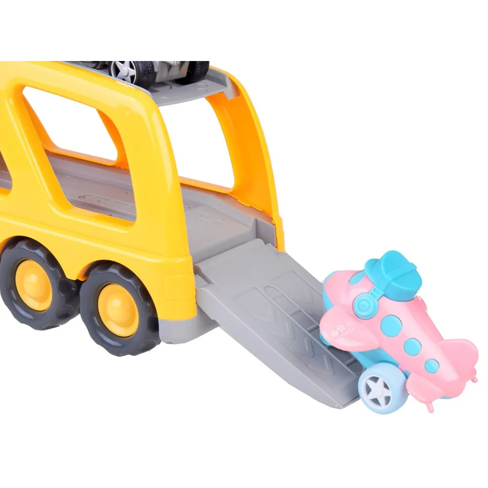 Tir z lawetą na białym tle pokazujący szczegóły konstrukcji