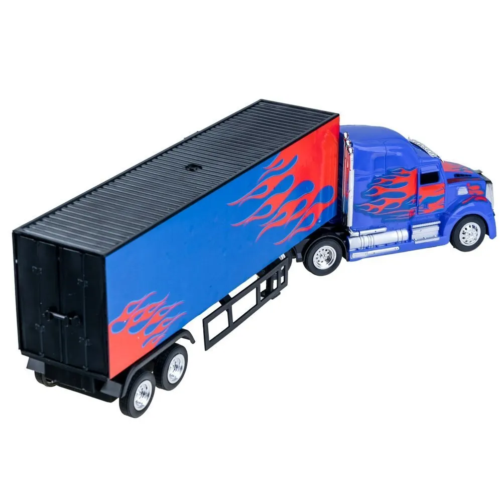 widok całego zestawu: ciągnik, naczepa i pilot na białym tle