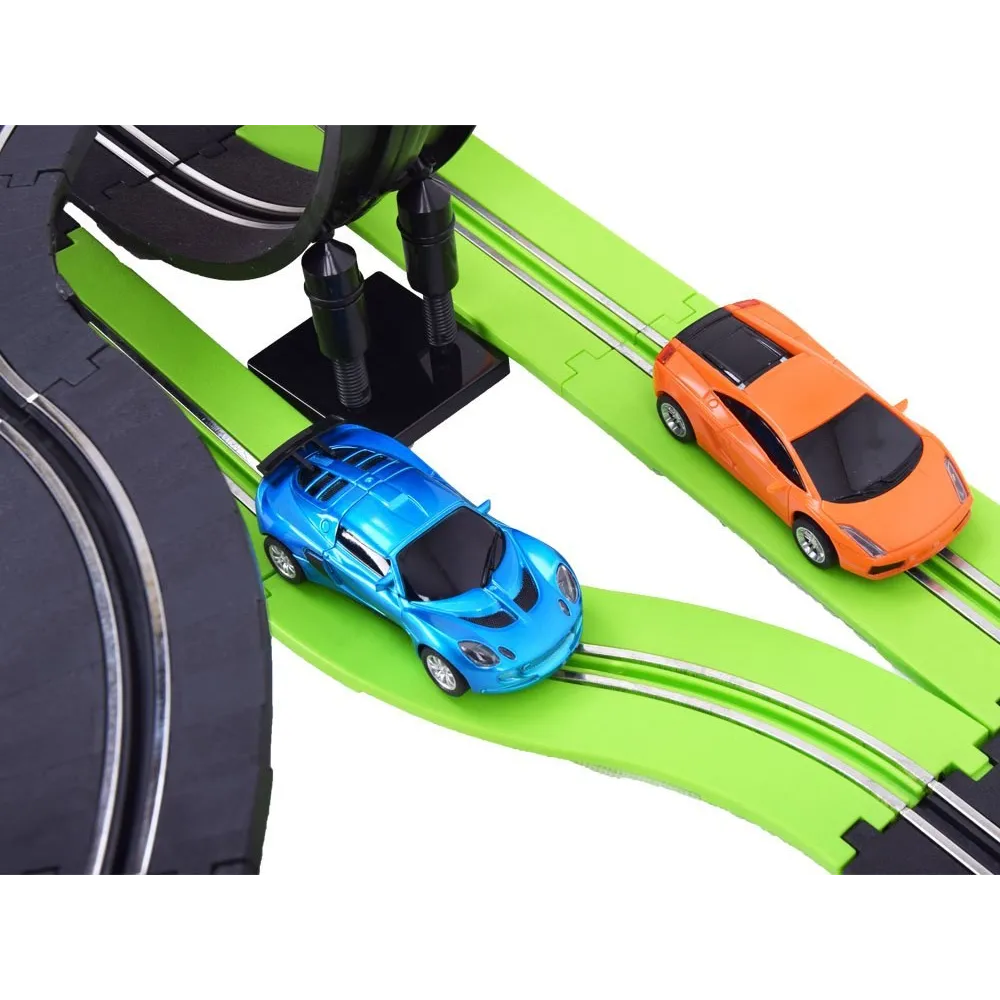 szczegółowy widok sportowych aut na torze wyścigowym