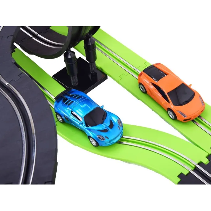 szczegółowy widok sportowych aut na torze wyścigowym