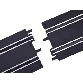 przewodowe joysticki obok rozłożonego toru z bandami