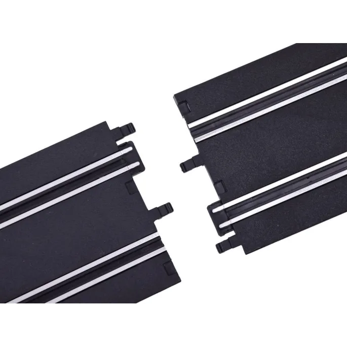 przewodowe joysticki obok rozłożonego toru z bandami