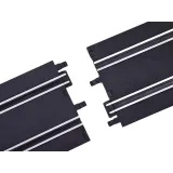 przewodowe joysticki obok rozłożonego toru z bandami