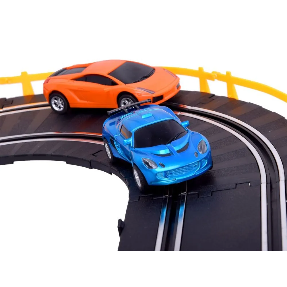 cały zestaw toru wyścigowego zapakowany do przechowywania