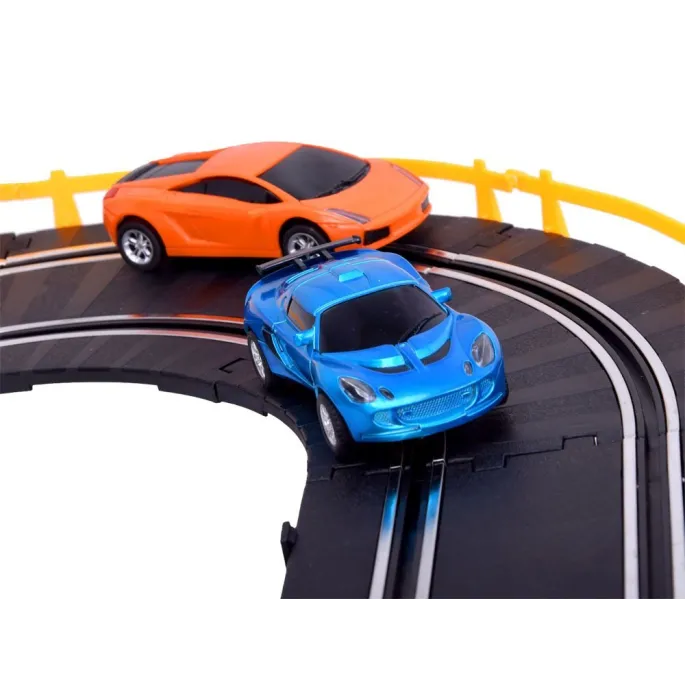 cały zestaw toru wyścigowego zapakowany do przechowywania