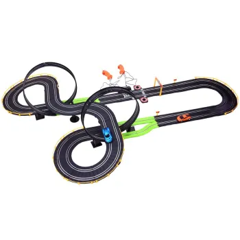 widoczne elementy toru: mosty, pętle i bandy na tle pokoju