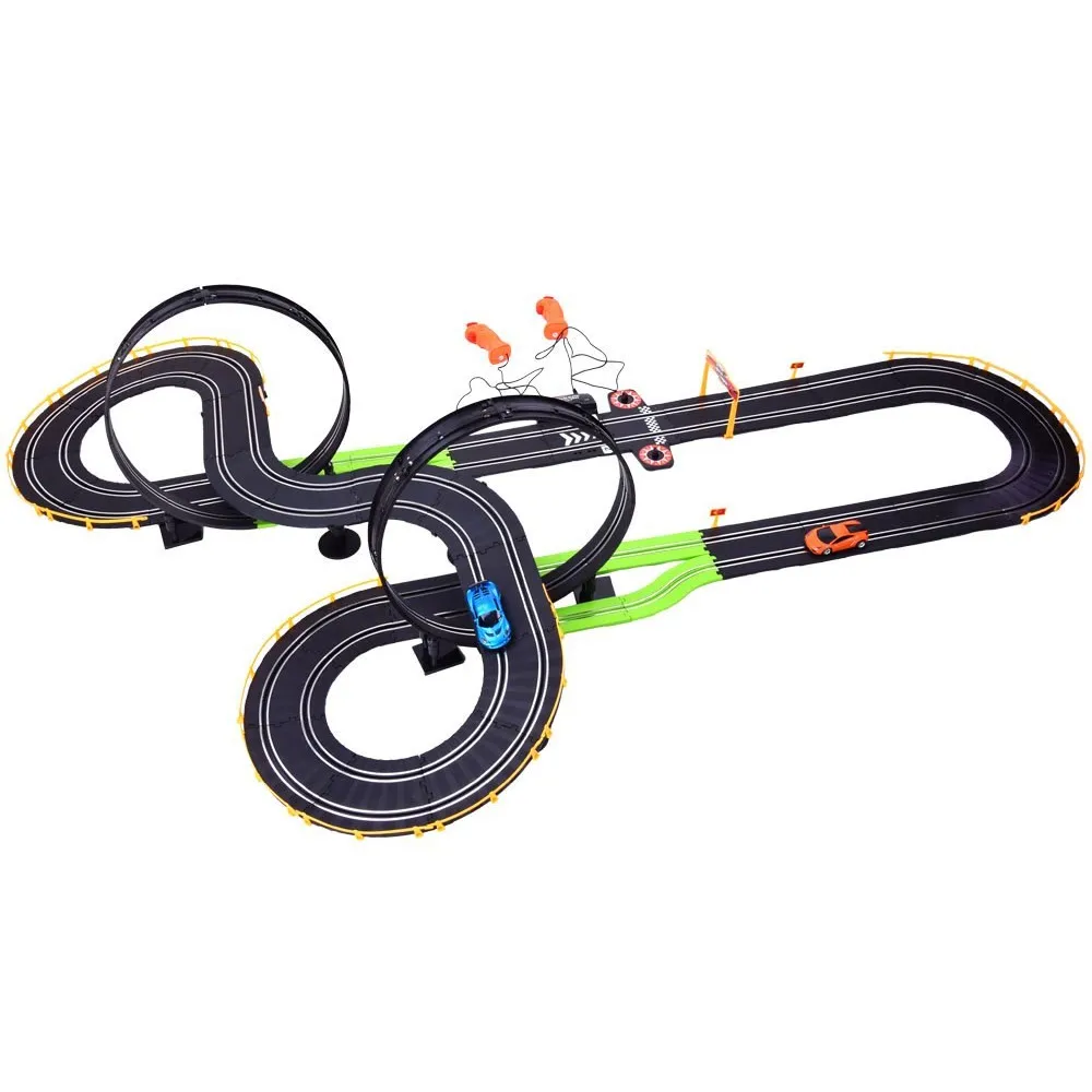 widoczne elementy toru: mosty, pętle i bandy na tle pokoju