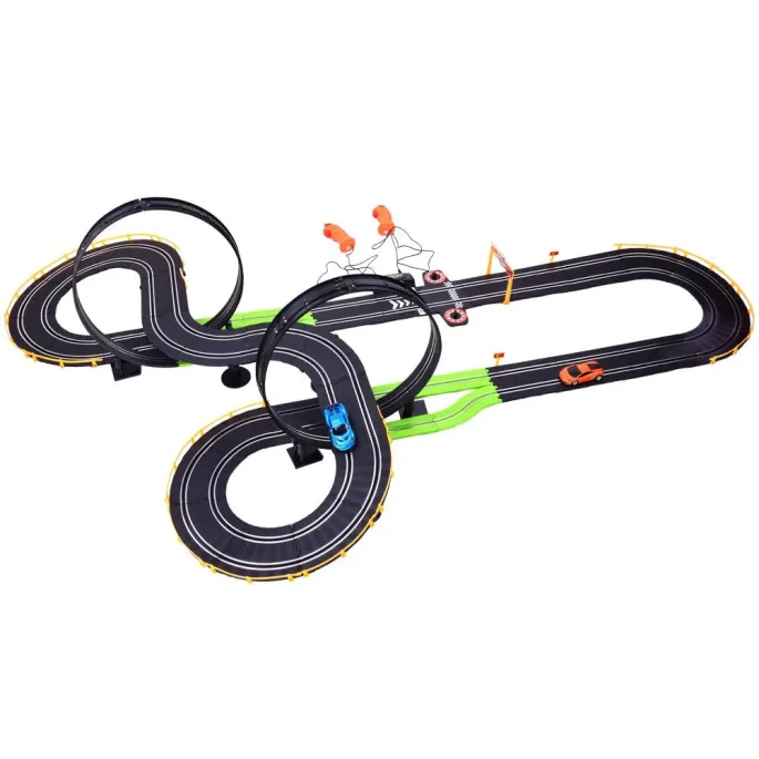 widoczne elementy toru: mosty, pętle i bandy na tle pokoju