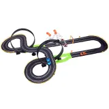 widoczne elementy toru: mosty, pętle i bandy na tle pokoju