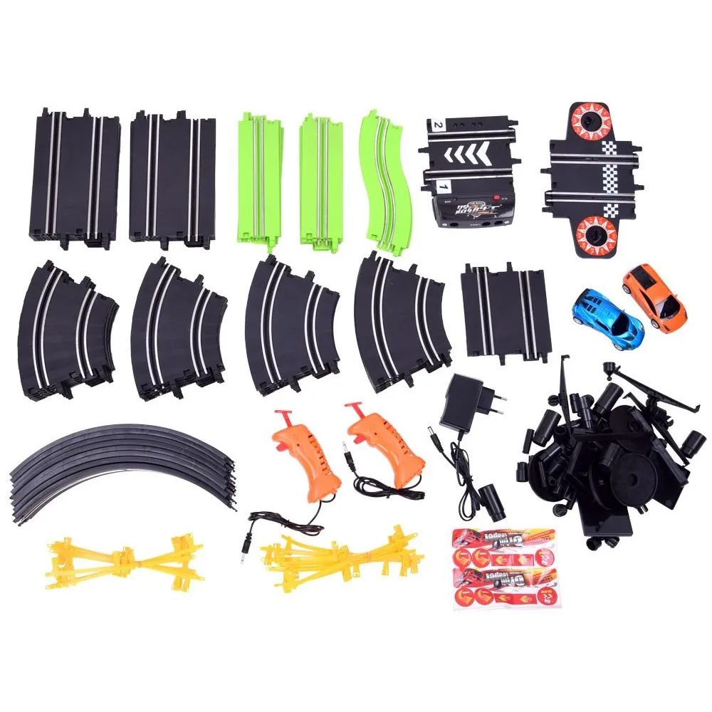 samochody ścigające się jednocześnie na długiej trasie