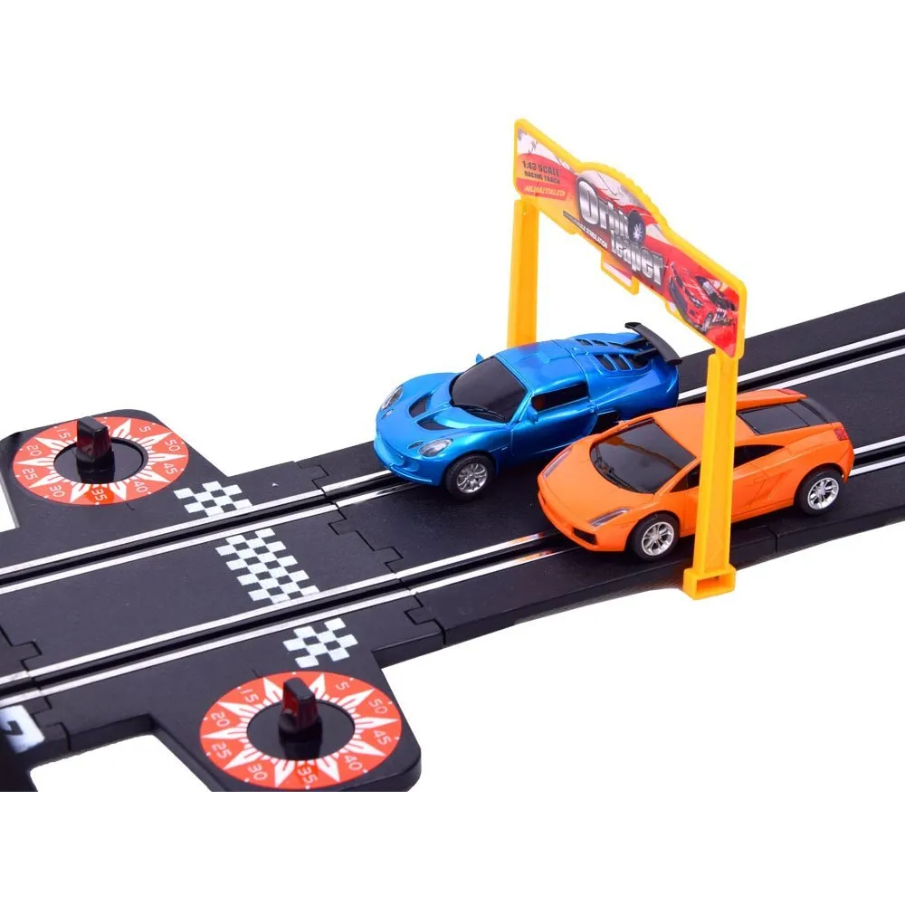 nowoczesny design dużego toru wyścigowego z dwoma sportowymi autami