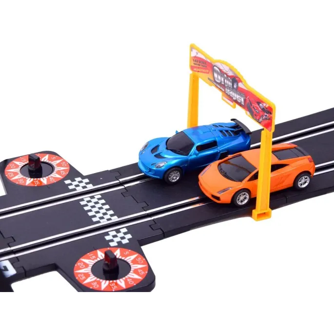 nowoczesny design dużego toru wyścigowego z dwoma sportowymi autami