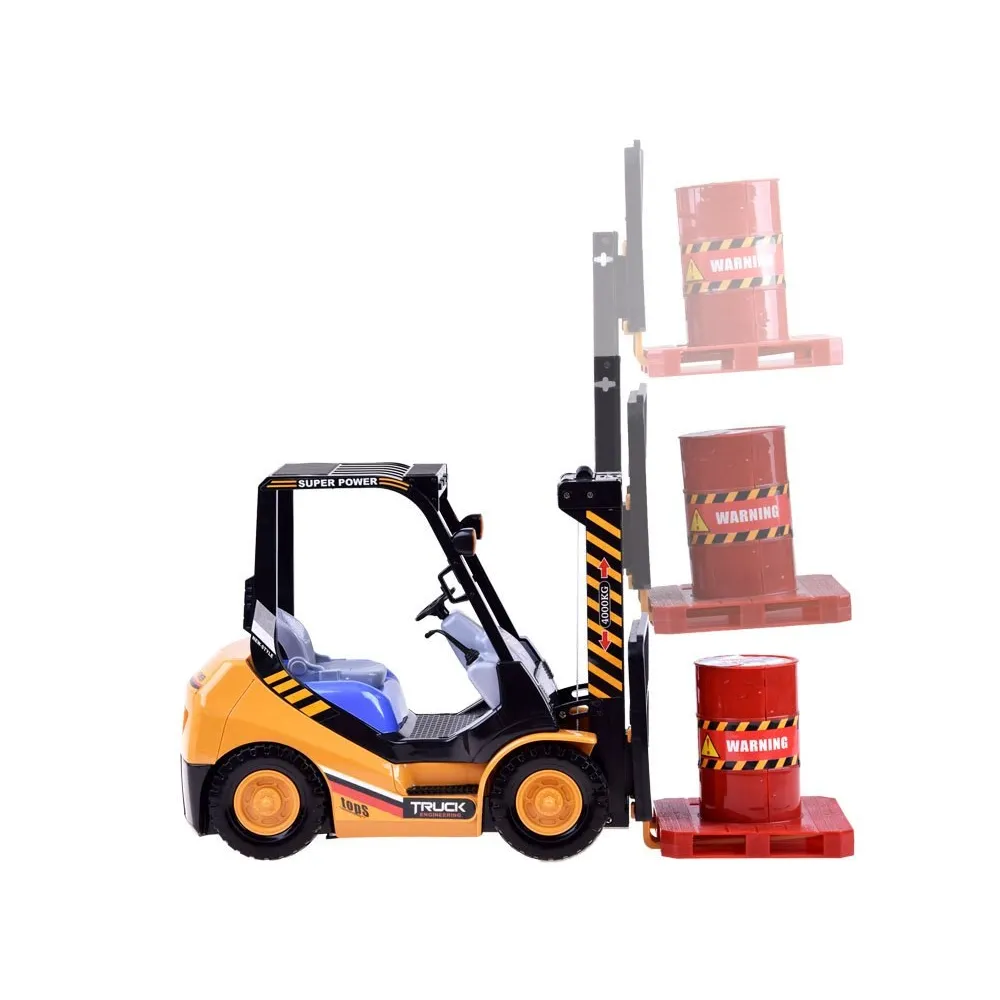 wózek widłowy rc podczas jazdy z dołączoną paletą