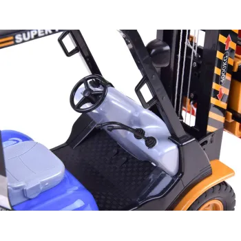 wózek widłowy z widocznymi dużymi kołami i szerokim rozstawem osi