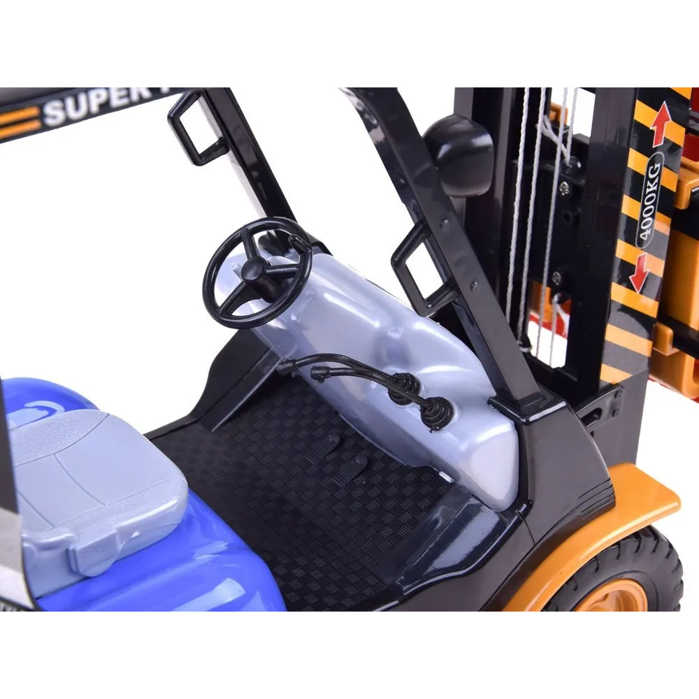 wózek widłowy z widocznymi dużymi kołami i szerokim rozstawem osi