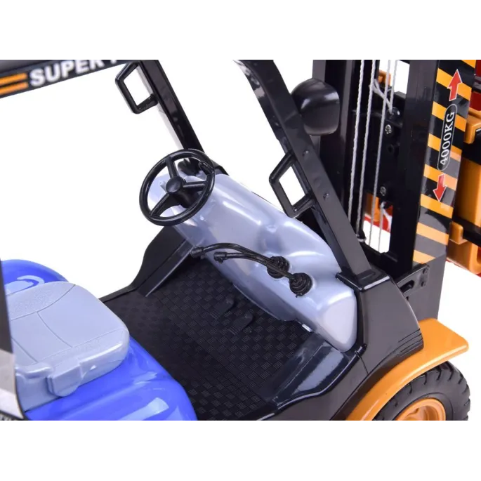 wózek widłowy z widocznymi dużymi kołami i szerokim rozstawem osi