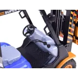 wózek widłowy z widocznymi dużymi kołami i szerokim rozstawem osi