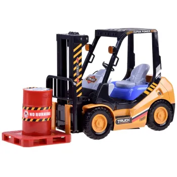 zestaw: wózek widłowy, paleta i beczka ustawione razem na podłodze