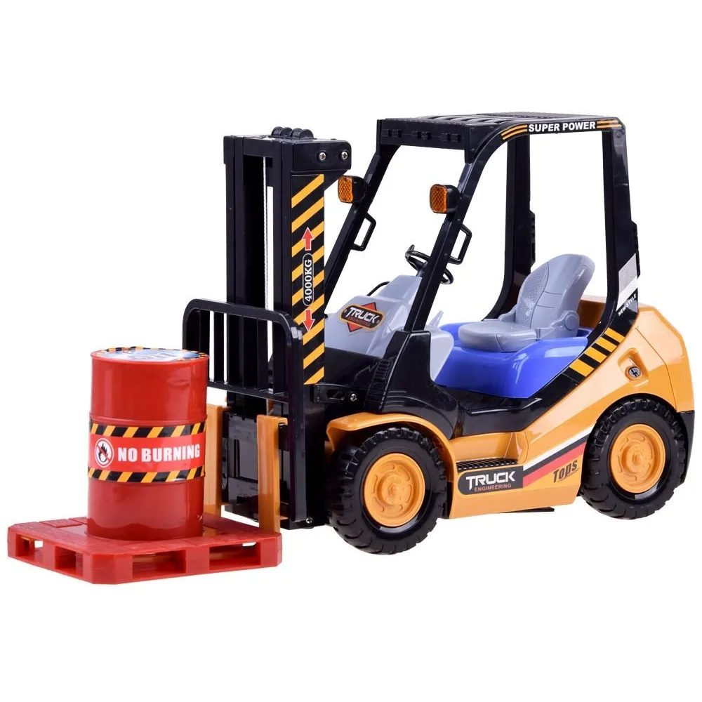 zestaw: wózek widłowy, paleta i beczka ustawione razem na podłodze