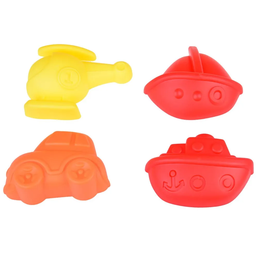 zbliżenie na foremki inspirowane pojazdami i motywami wodnymi