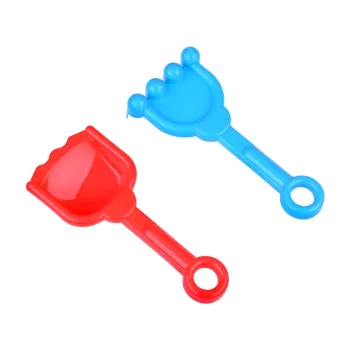 auto wywrotka przewożąca piasek podczas zabawy w ogrodzie