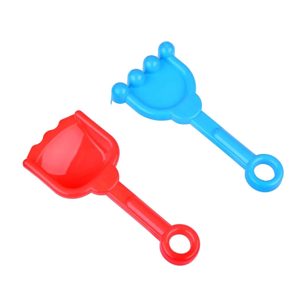 auto wywrotka przewożąca piasek podczas zabawy w ogrodzie