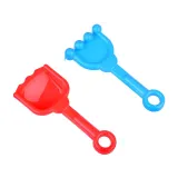 auto wywrotka przewożąca piasek podczas zabawy w ogrodzie