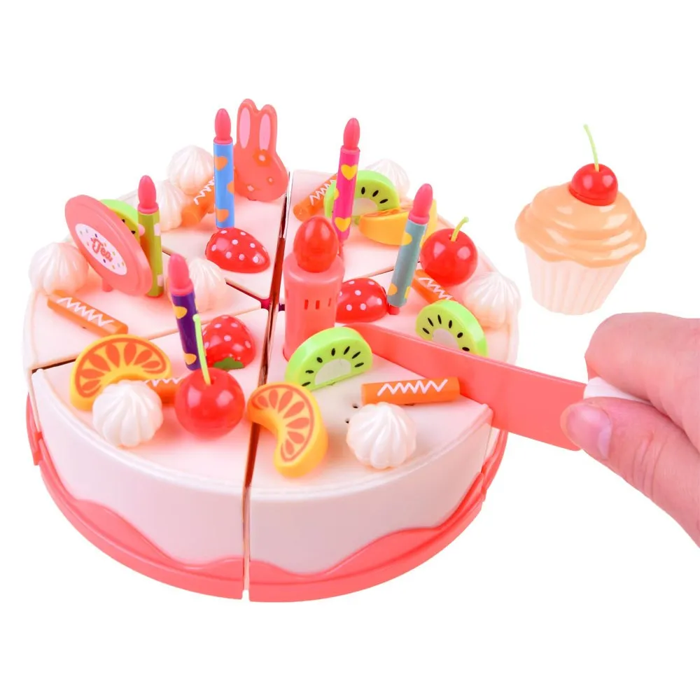 zbliżenie na tort do dekorowania z owocami i świeczkami