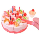 zbliżenie na tort do dekorowania z owocami i świeczkami