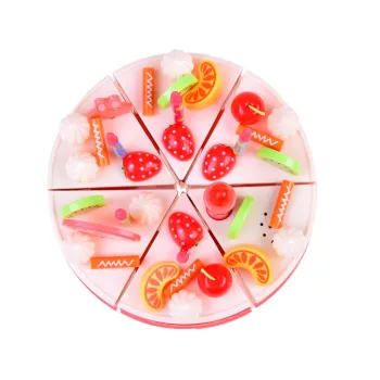 dziecko bawiące się w krojenie tortu z zestawu na urodziny