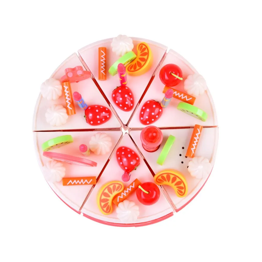 dziecko bawiące się w krojenie tortu z zestawu na urodziny