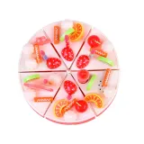 dziecko bawiące się w krojenie tortu z zestawu na urodziny