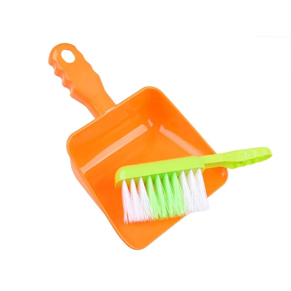 kolorowe akcesoria do zabawy w sprzątanie ustawione obok siebie