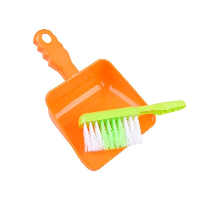 kolorowe akcesoria do zabawy w sprzątanie ustawione obok siebie