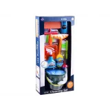 zestaw dziecięcy na tle pokoju, gotowy do zabawy w porządki