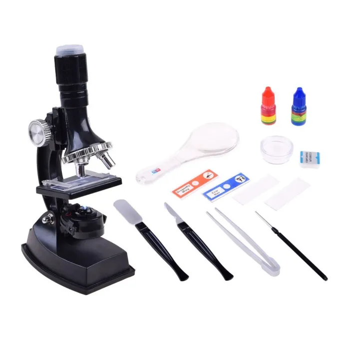mikroskop z trzema powiększeniami oraz narzędziami do eksperymentów