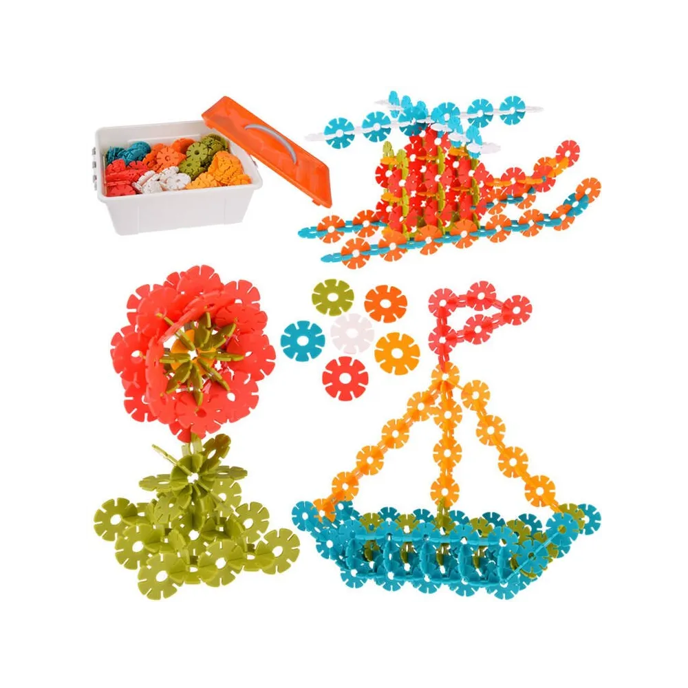 Kolorowe klocki 3D gwiazdki rozsypane na jasnym tle