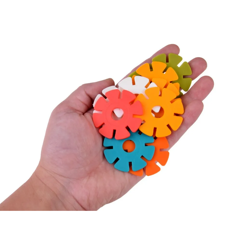 Zbliżenie na konstrukcję z klocków o różnych barwach