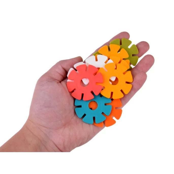 Zbliżenie na konstrukcję z klocków o różnych barwach